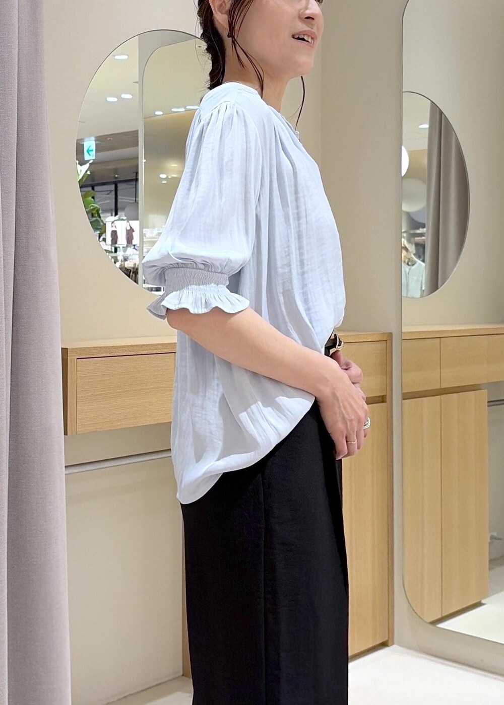 ブラック系のパンプス、ブルー系のシャツ/ブラウス、ブラック系のその他パンツを着用したレディースの春コーディネートの5枚目の写真