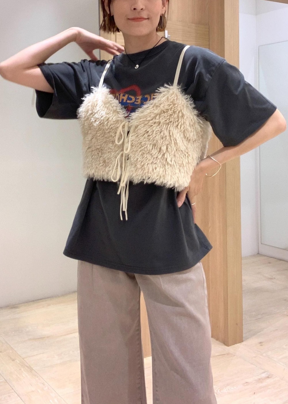 ホワイト系のサンダル、ブラック系のショルダーバッグ、ホワイト系のキャミソールを着用したレディースの夏コーディネートの5枚目の写真