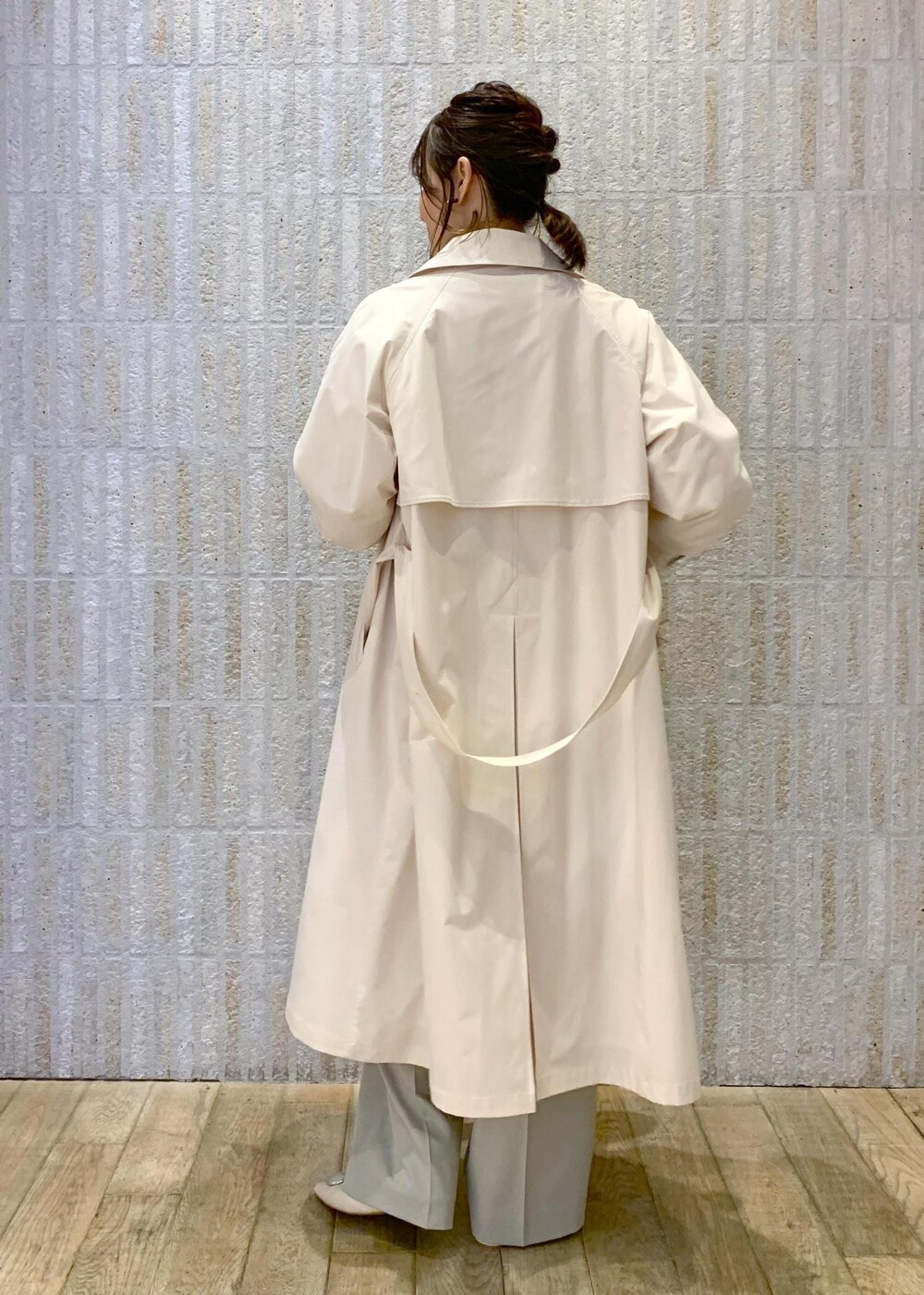 ホワイト系のハンドバッグ、ホワイト系のバレエシューズ、ホワイト系のキャミソールを着用したレディースの冬コーディネートの7枚目の写真