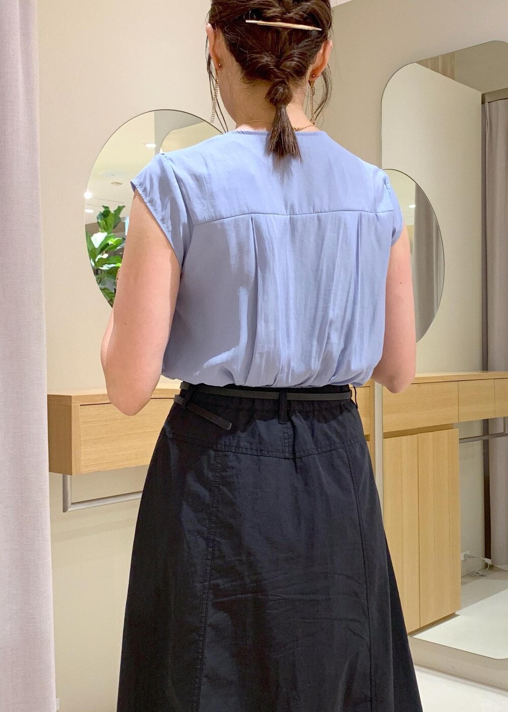 ブラック系のショルダーバッグ、ブルー系のシャツ/ブラウス、ブラック系のスカートを着用したレディースの夏コーディネートの8枚目の写真