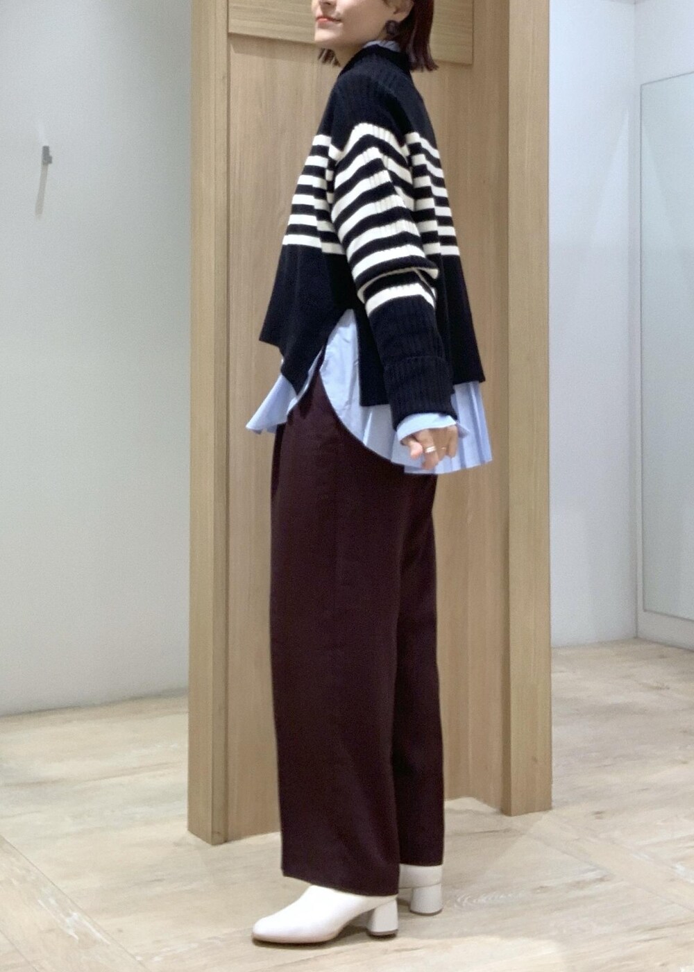ブラウン系のスラックス、ブルー系のシャツ/ブラウス、グレー系のショルダーバッグを着用したレディースの秋コーディネートの5枚目の写真