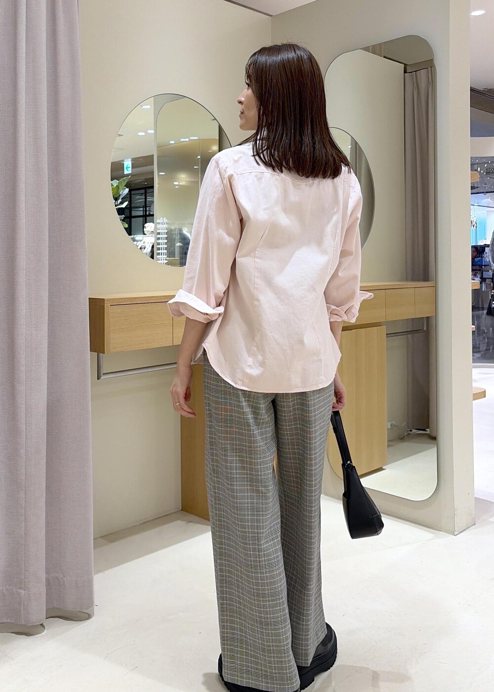 ピンク系のシャツ/ブラウス、グレー系のその他パンツ、ブラック系のブーツを着用したレディースの秋コーディネートの5枚目の写真