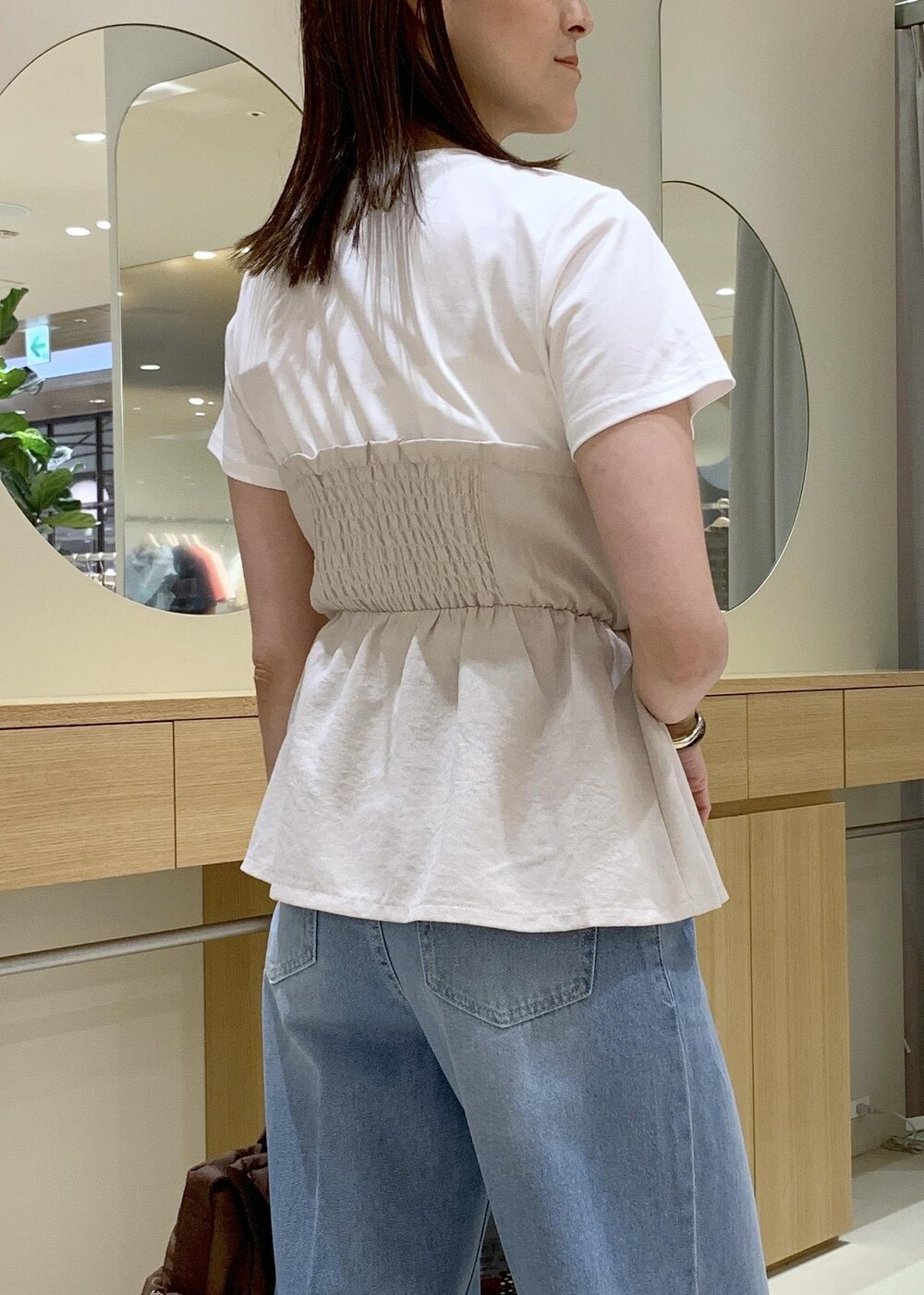 イエロー系のサンダル、ホワイト系のTシャツ/カットソー、ブルー系のデニムパンツを着用したレディースの夏コーディネートの6枚目の写真