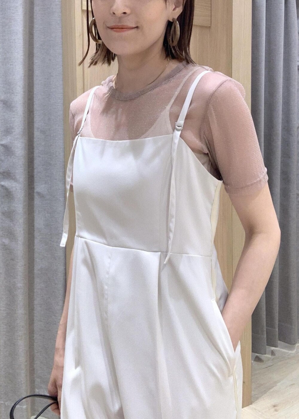 ブラック系のサンダル、ピンク系のTシャツ/カットソー、ブラック系のショルダーバッグを着用したレディースの夏コーディネートの5枚目の写真