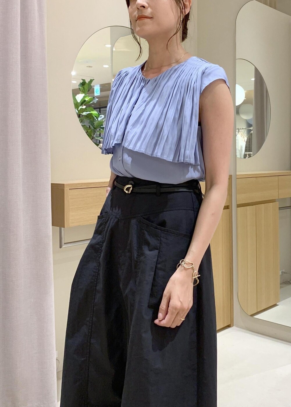 ブラック系のショルダーバッグ、ブルー系のシャツ/ブラウス、ブラック系のスカートを着用したレディースの夏コーディネートの4枚目の写真