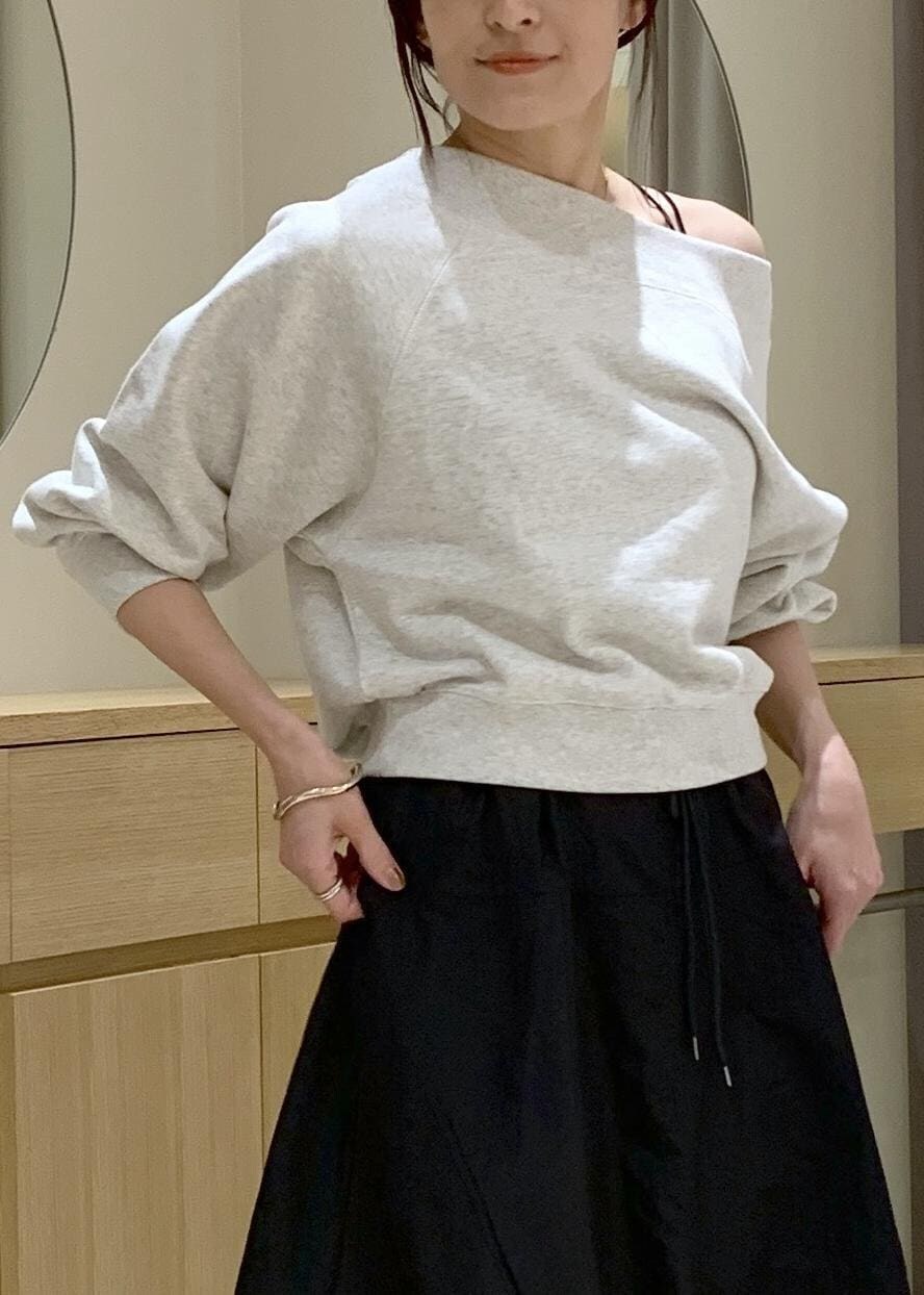 ブラック系のキャミソール、ブルー系のスカート、ホワイト系のスウェットを着用したレディースの春コーディネートの4枚目の写真