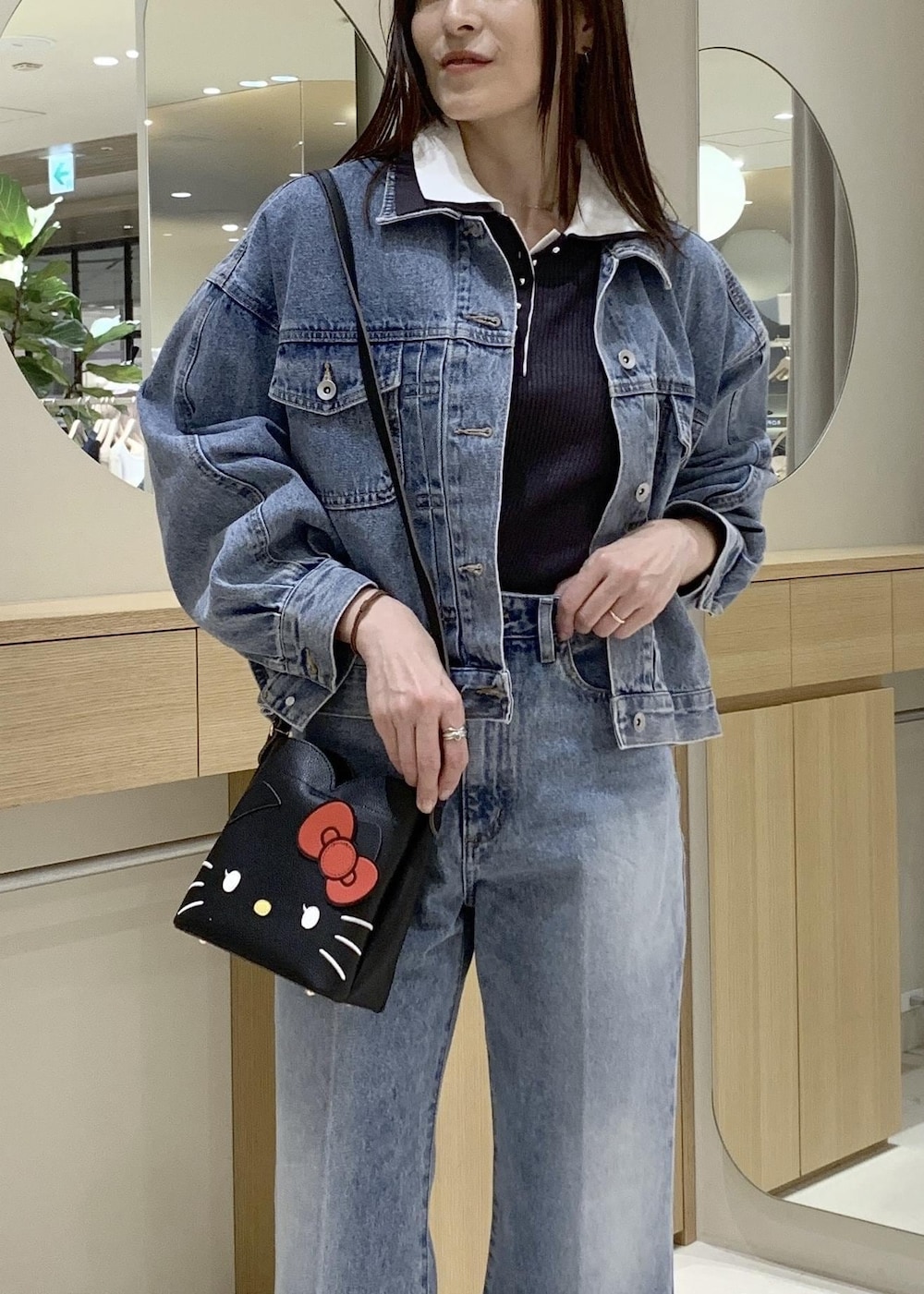 ブラック系のローファー、ブルー系のデニムジャケット、ブルー系のデニムパンツを着用したレディースの冬コーディネートの3枚目の写真