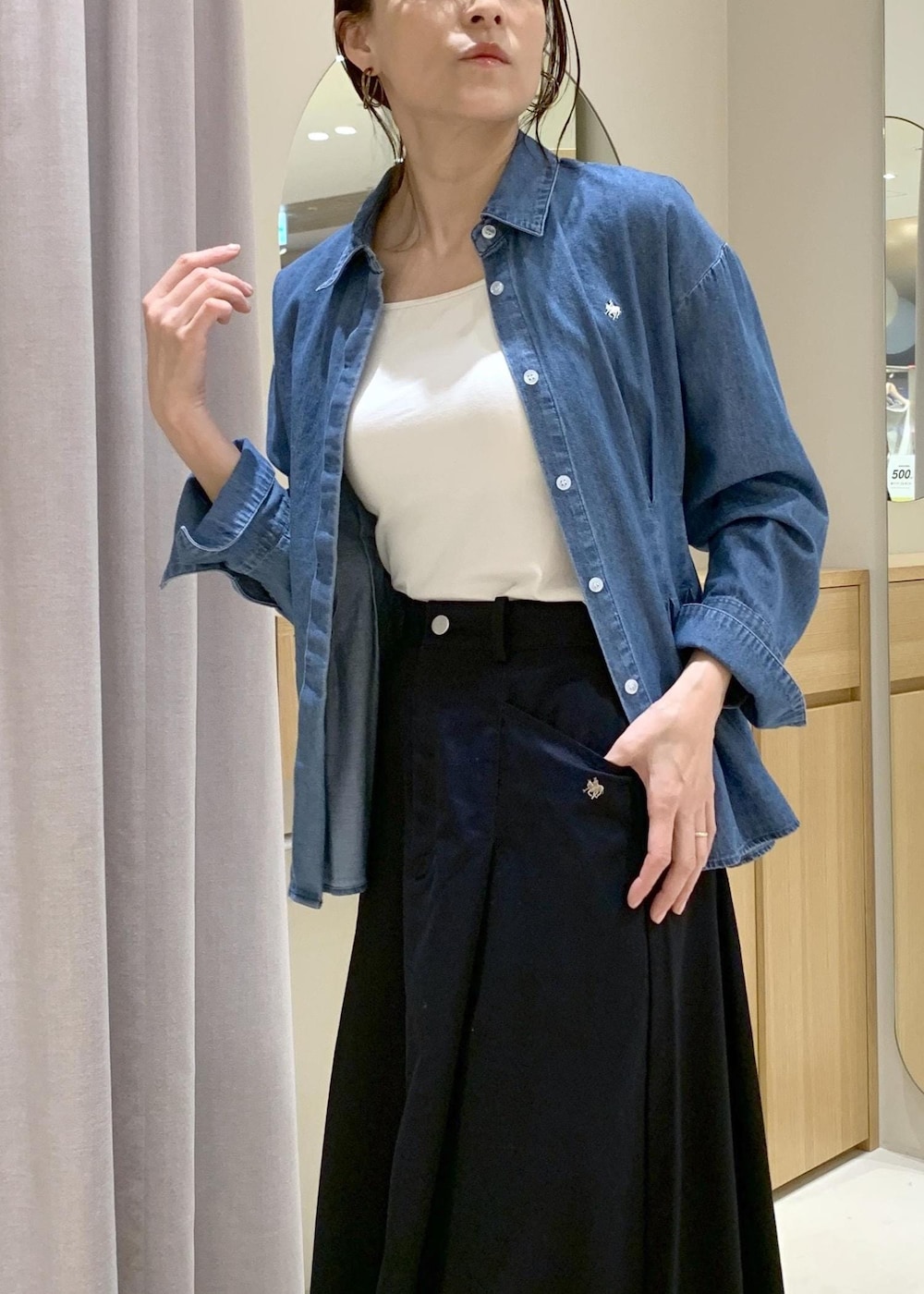ブラック系のローファー、ブルー系のスカート、ブルー系のシャツ/ブラウスを着用したレディースの春コーディネートの7枚目の写真