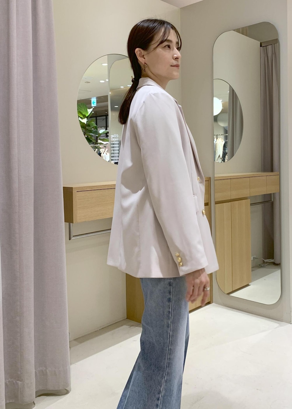 ブルー系のカーディガン/ボレロ、ブルー系のデニムパンツ、ベージュ系のテーラードジャケットを着用したレディースの冬コーディネートの9枚目の写真