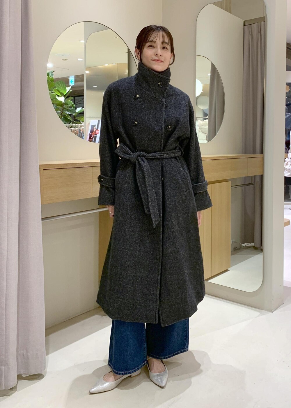 ブルー系のデニムパンツ、グレー系のその他アウター、ブラック系のショルダーバッグを着用したレディースの冬コーディネートの9枚目の写真