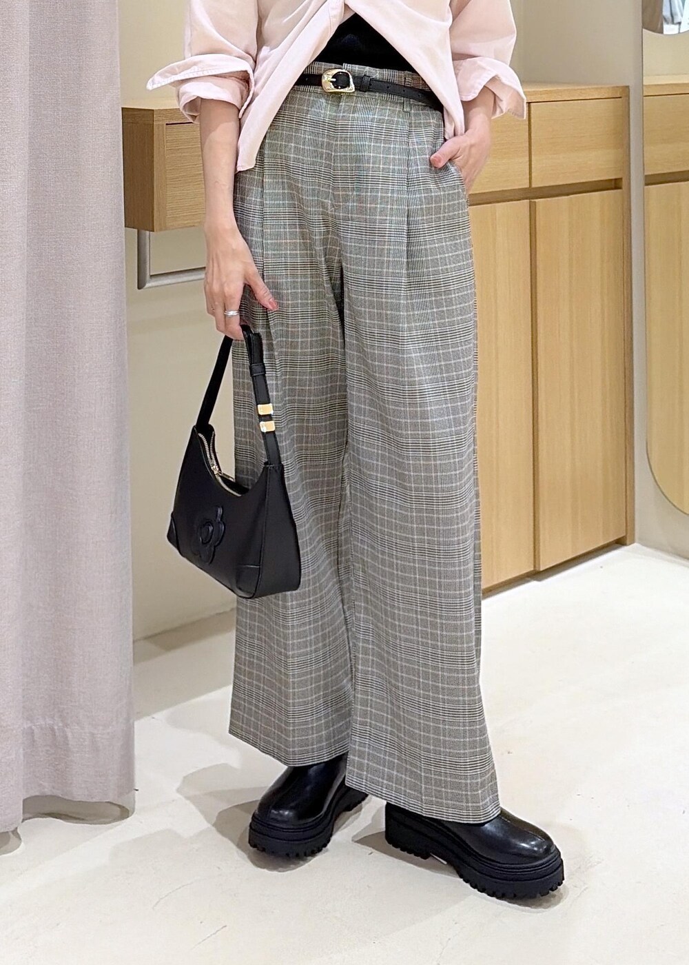 ピンク系のシャツ/ブラウス、グレー系のその他パンツ、ブラック系のブーツを着用したレディースの秋コーディネートの8枚目の写真