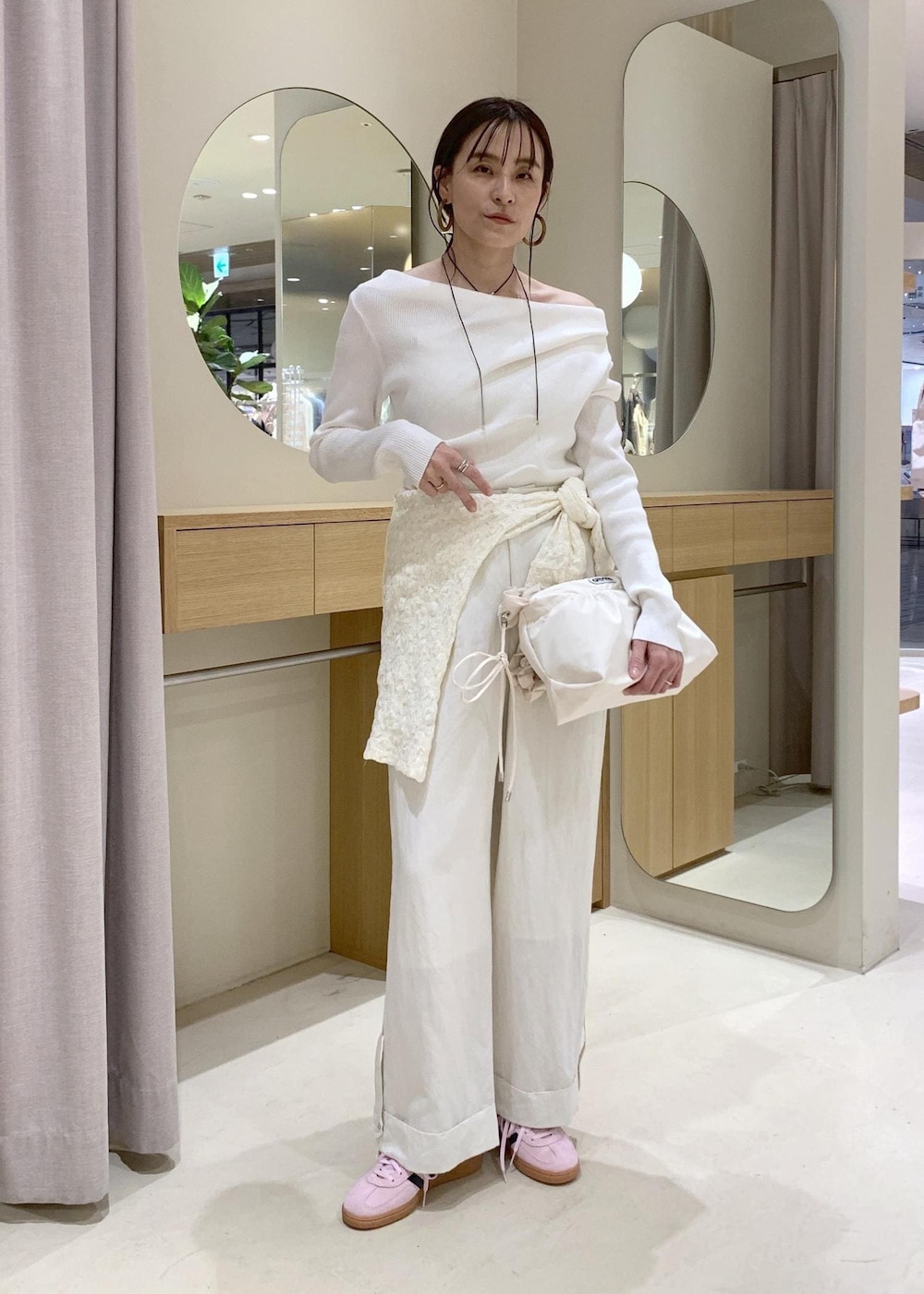 ホワイト系のシャツ/ブラウス、ホワイト系のその他パンツ、ホワイト系のショルダーバッグを着用したレディースの冬コーディネートの2枚目の写真