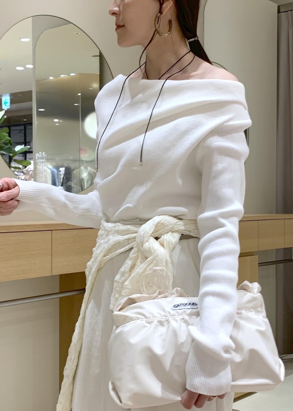 ホワイト系のシャツ/ブラウス、ホワイト系のその他パンツ、ホワイト系のショルダーバッグを着用したレディースの冬コーディネートの7枚目の写真