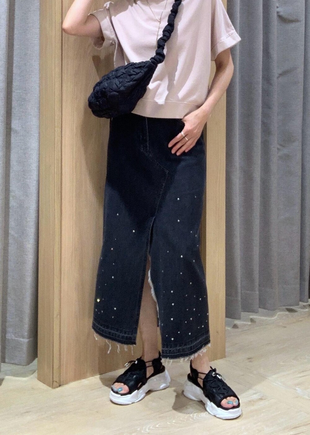 ブラック系のサンダル、ブラック系のショルダーバッグ、ピンク系のTシャツ/カットソーを着用したレディースの夏コーディネートの6枚目の写真