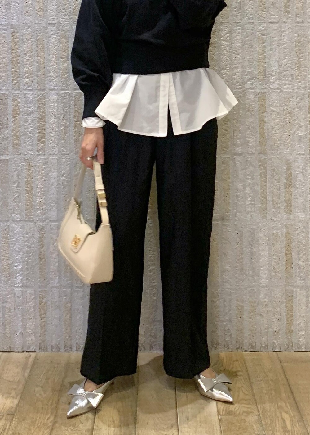 シルバー系のパンプス、ホワイト系のシャツ/ブラウス、ホワイト系のハンドバッグを着用したレディースの冬コーディネートの8枚目の写真