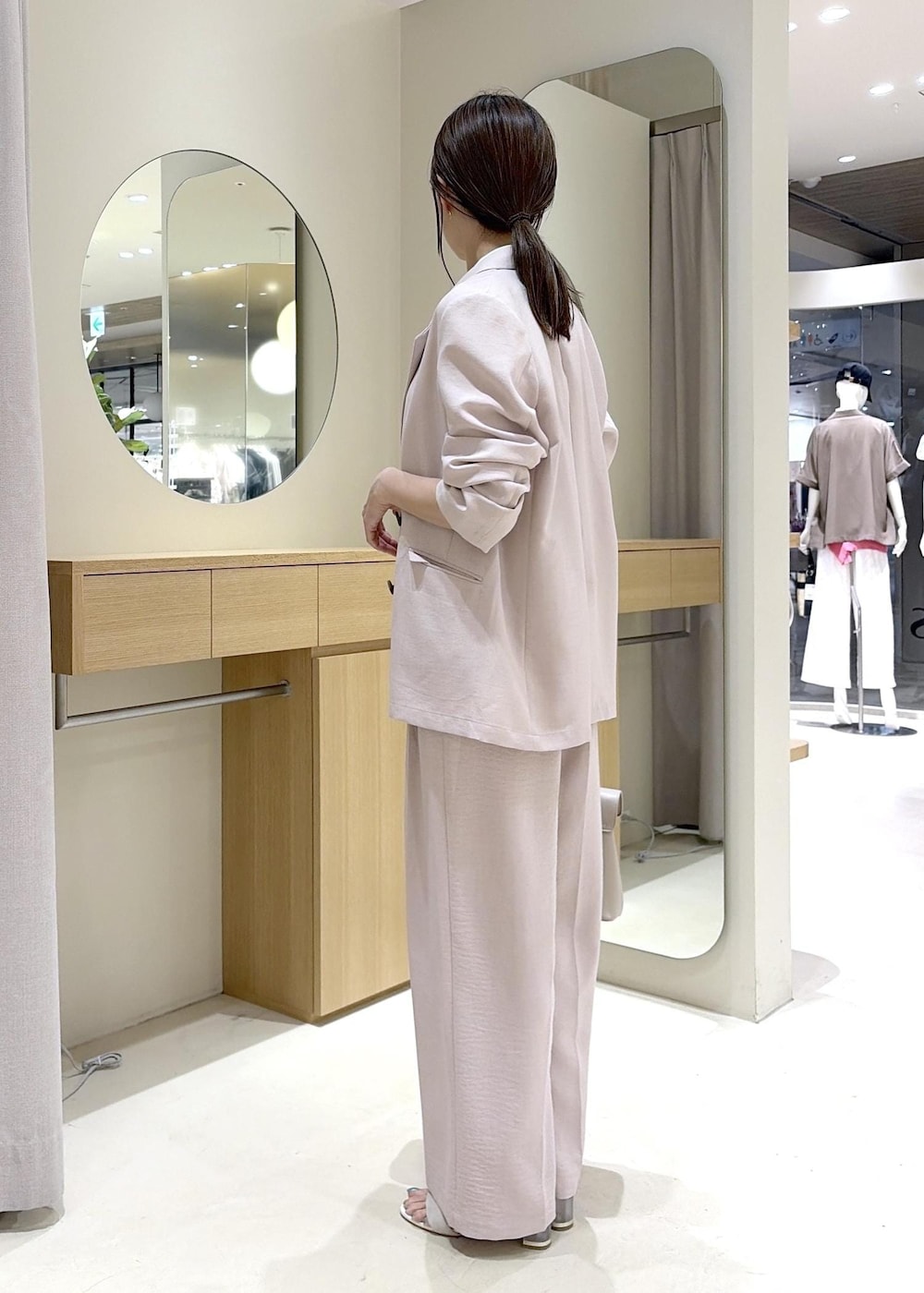 ベージュ系のハンドバッグ、ピンク系のその他パンツ、ピンク系のテーラードジャケットを着用したレディースの夏コーディネートの3枚目の写真