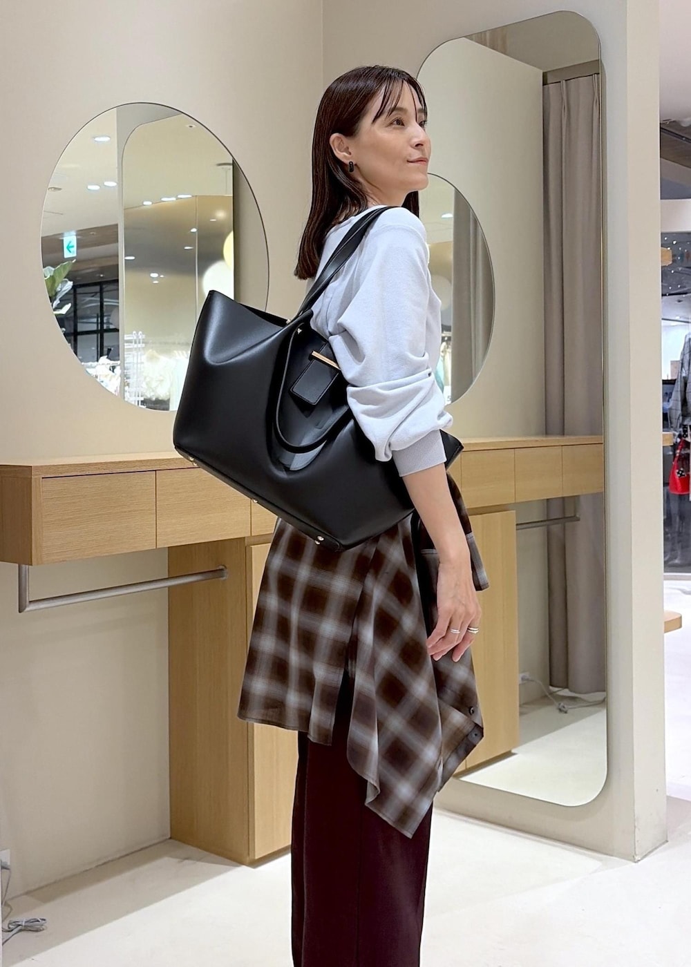 ブラウン系のシャツ/ブラウス、ブラウン系のその他パンツ、ブラック系のブーツを着用したレディースの秋コーディネートの8枚目の写真