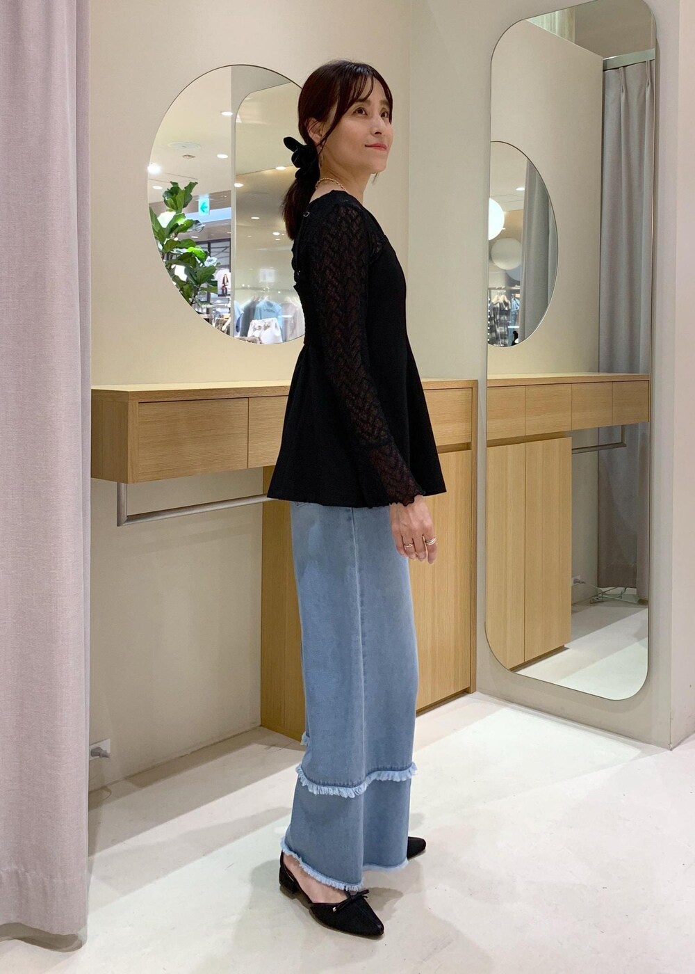 ブラック系のパンプス、ブラック系のキャミソール、ブラック系のTシャツ/カットソーを着用したレディースの秋コーディネートの6枚目の写真