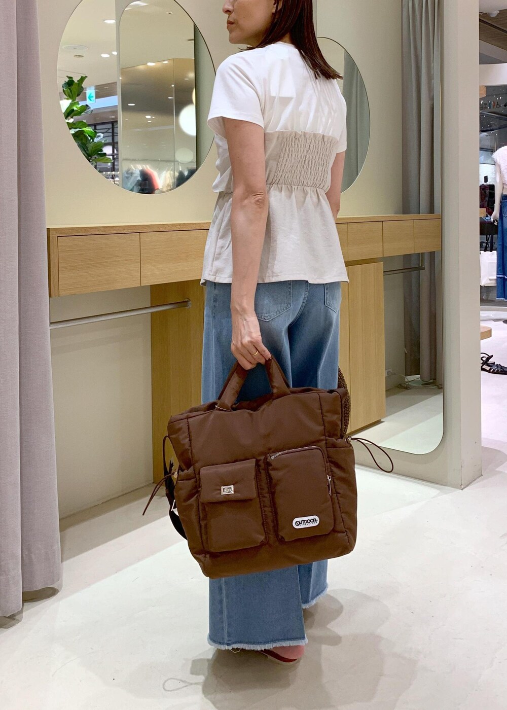 イエロー系のサンダル、ホワイト系のTシャツ/カットソー、ブルー系のデニムパンツを着用したレディースの夏コーディネートの8枚目の写真