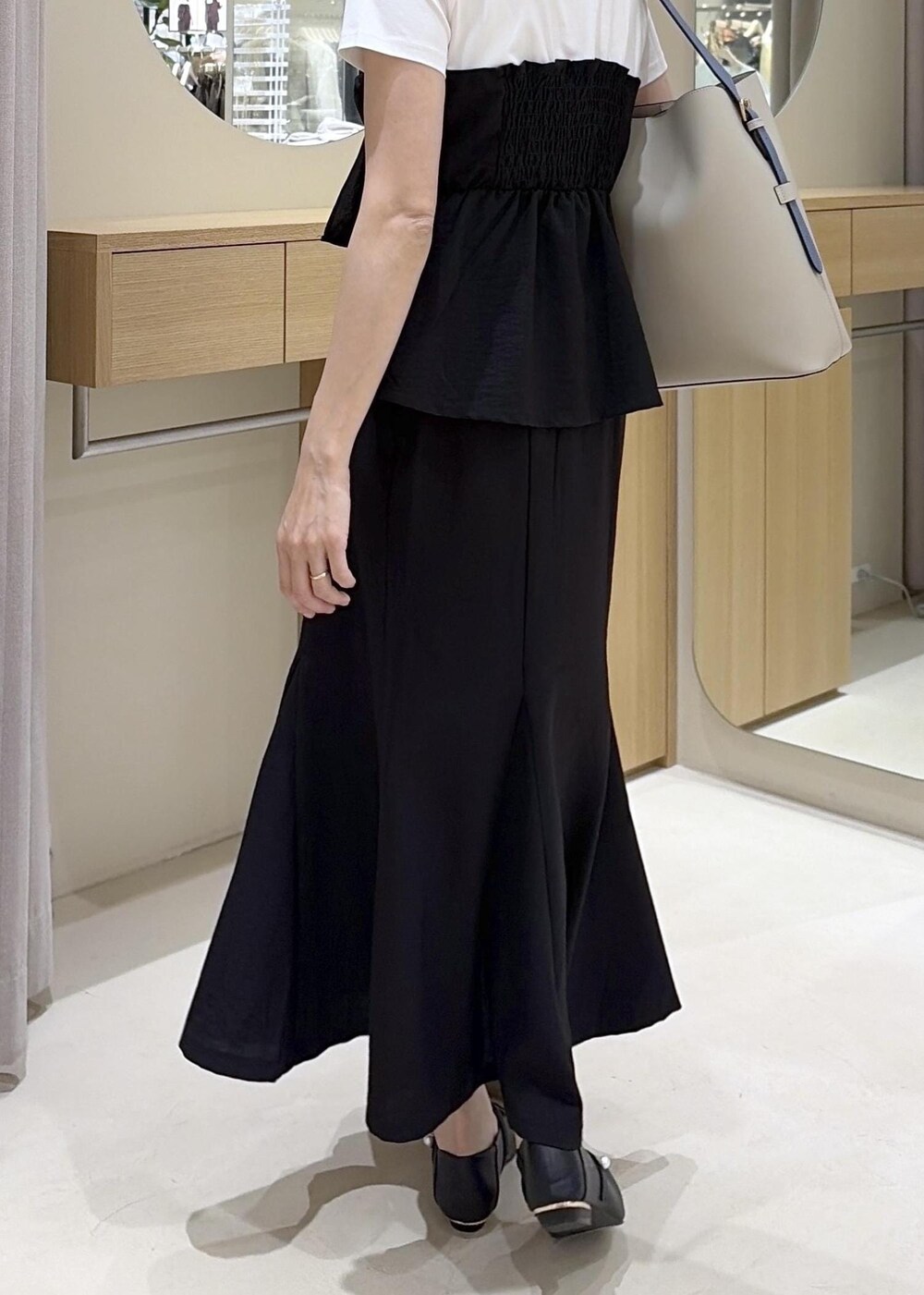 ベージュ系のトートバッグ、ブラック系のパンプス、ブラック系のTシャツ/カットソーを着用したレディースの春コーディネートの10枚目の写真