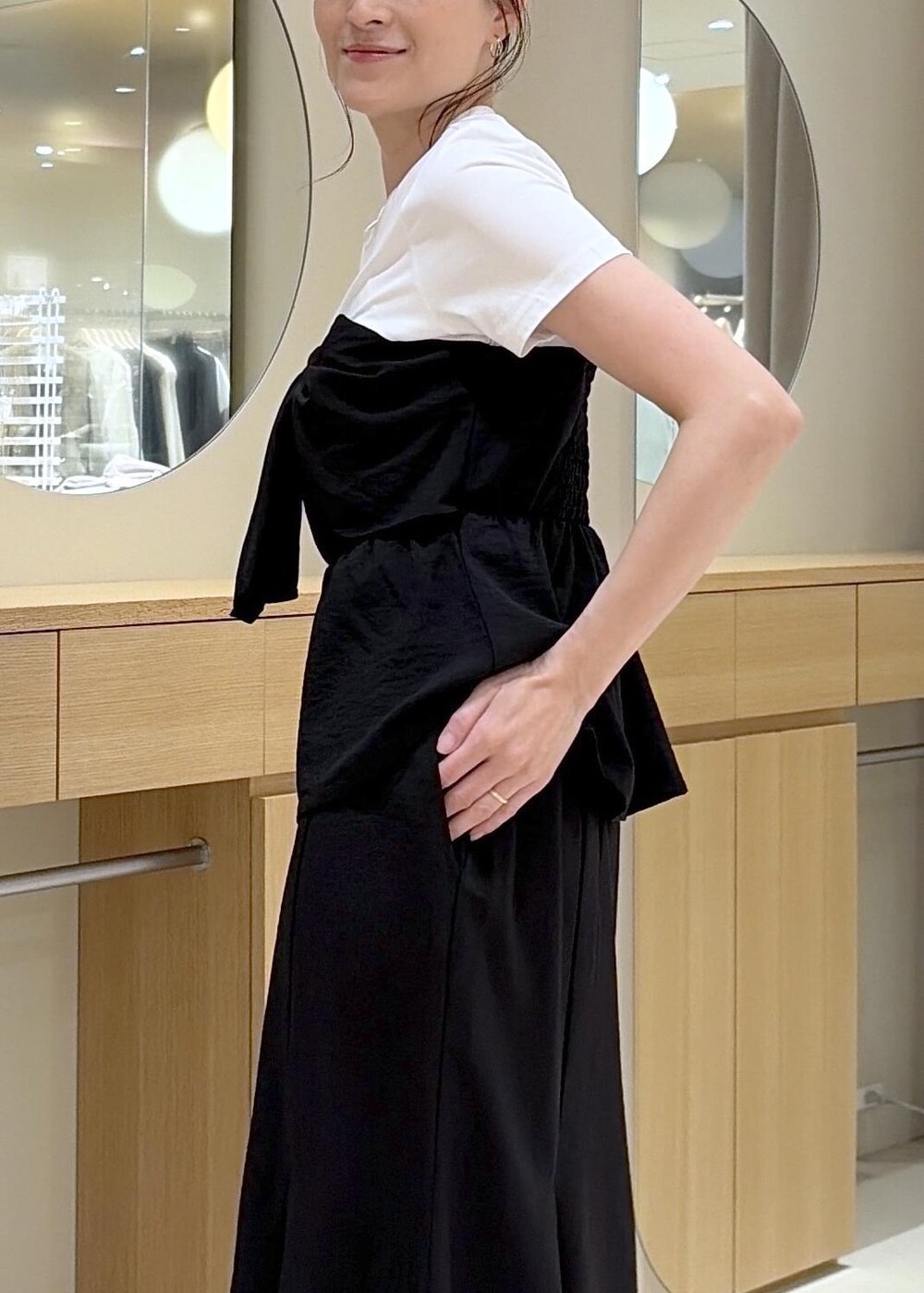 ベージュ系のトートバッグ、ブラック系のパンプス、ブラック系のTシャツ/カットソーを着用したレディースの春コーディネートの7枚目の写真