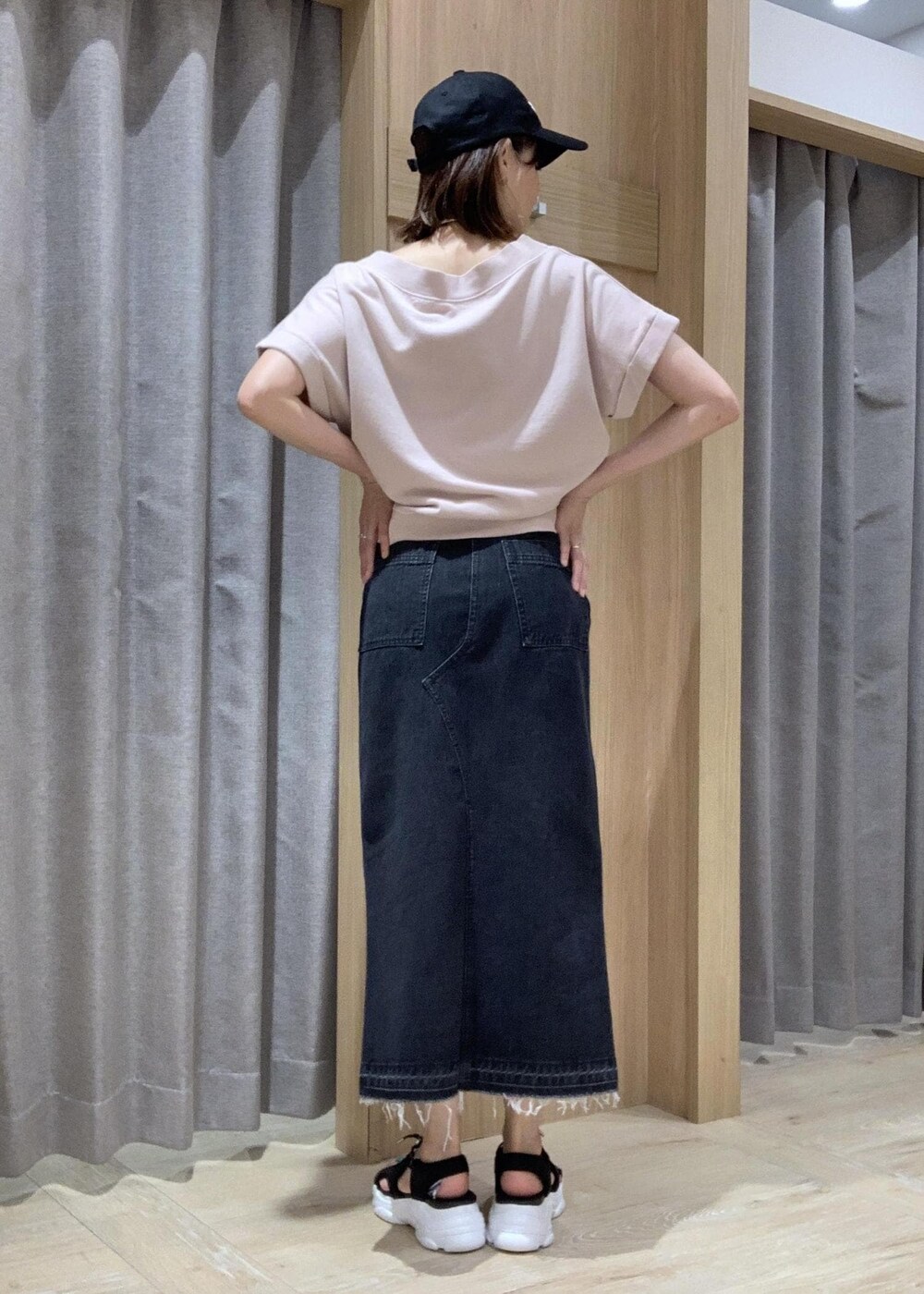 ブラック系のサンダル、ブラック系のショルダーバッグ、ピンク系のTシャツ/カットソーを着用したレディースの夏コーディネートの3枚目の写真