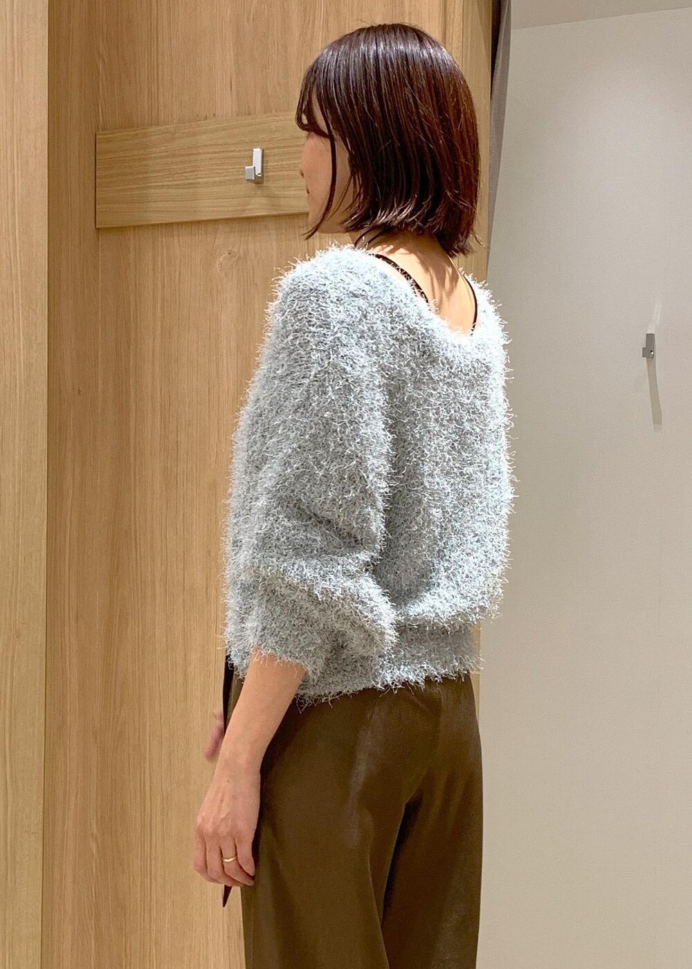 シルバー系のブーツ、グリーン系のニット/セーター、ブラウン系のその他パンツを着用したレディースの冬コーディネートの8枚目の写真