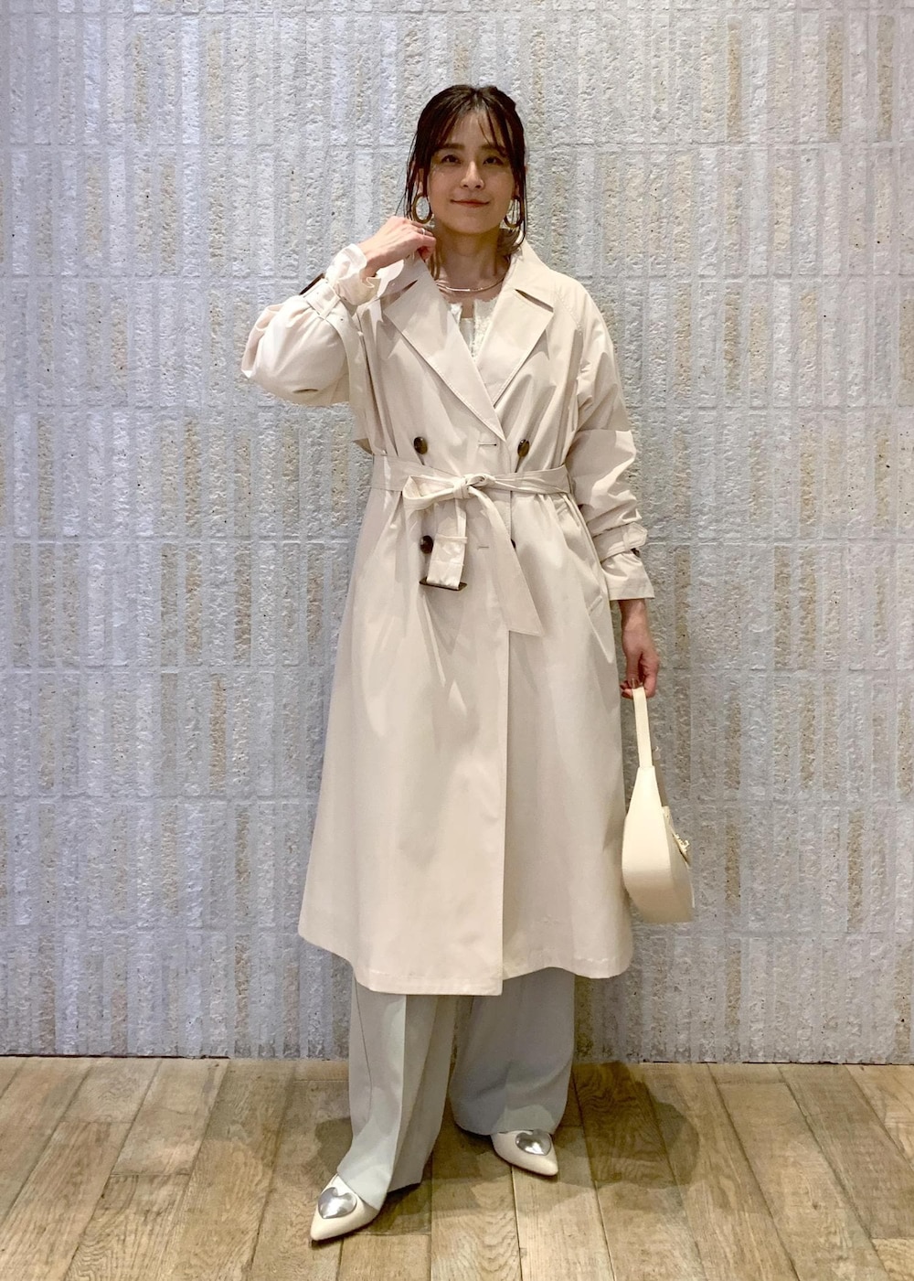 ホワイト系のハンドバッグ、ホワイト系のバレエシューズ、ホワイト系のキャミソールを着用したレディースの冬コーディネートの4枚目の写真