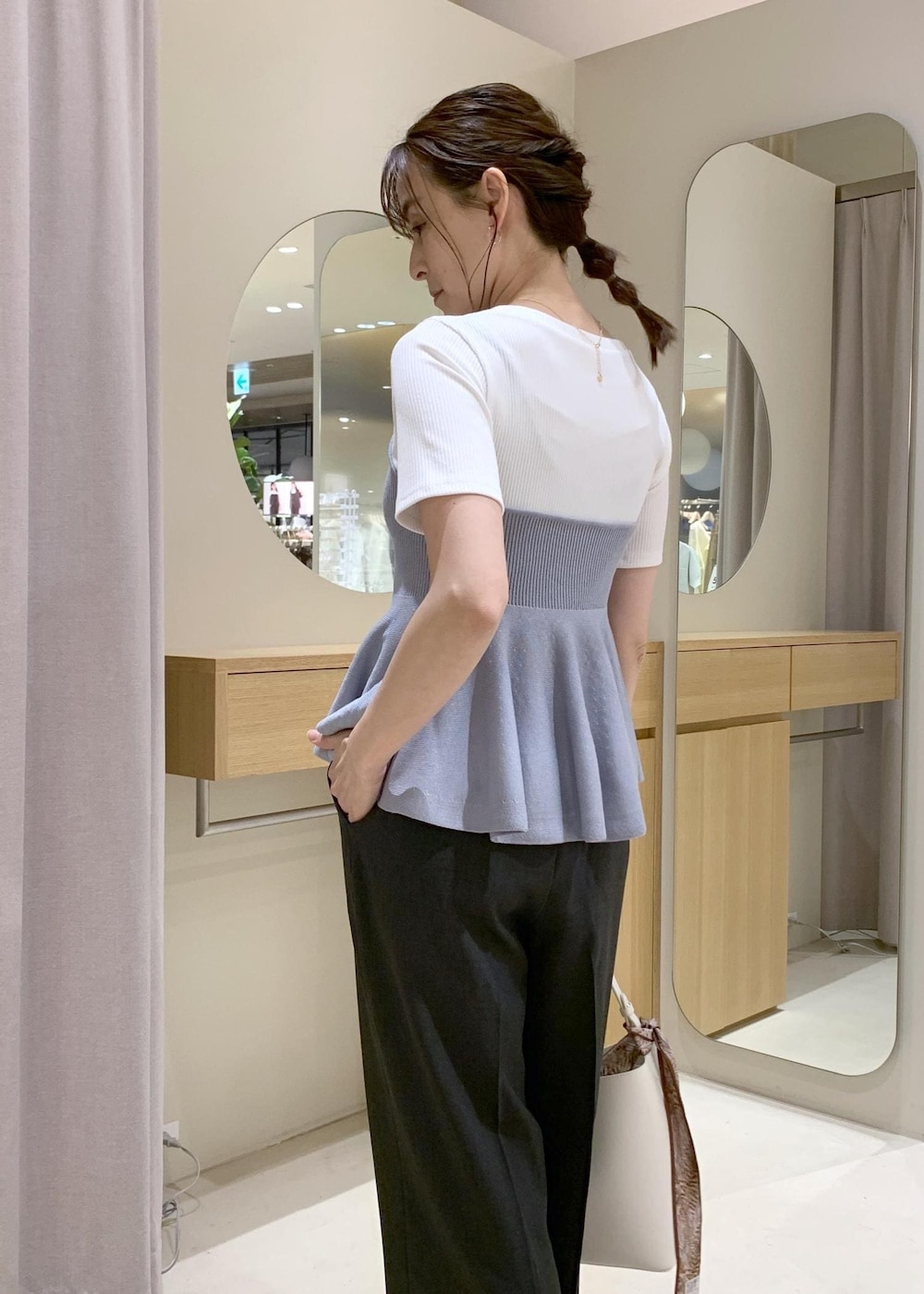 ホワイト系のショルダーバッグ、グレー系のその他パンツ、ホワイト系のパンプスを着用したレディースの春コーディネートの7枚目の写真