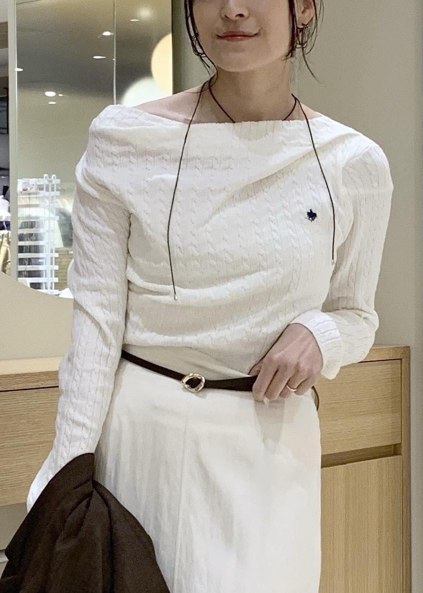 ホワイト系のハンドバッグ、ホワイト系のスカート、ホワイト系のニット/セーターを着用したレディースの春コーディネートの7枚目の写真