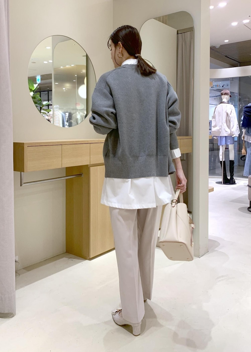 ベージュ系のショルダーバッグ、ベージュ系のパンプス、ベージュ系のその他パンツを着用したレディースの春コーディネートの4枚目の写真