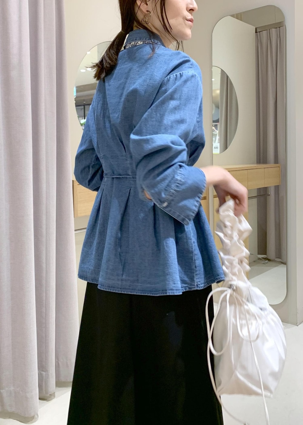 ブラック系のローファー、ブルー系のスカート、ブルー系のシャツ/ブラウスを着用したレディースの春コーディネートの8枚目の写真