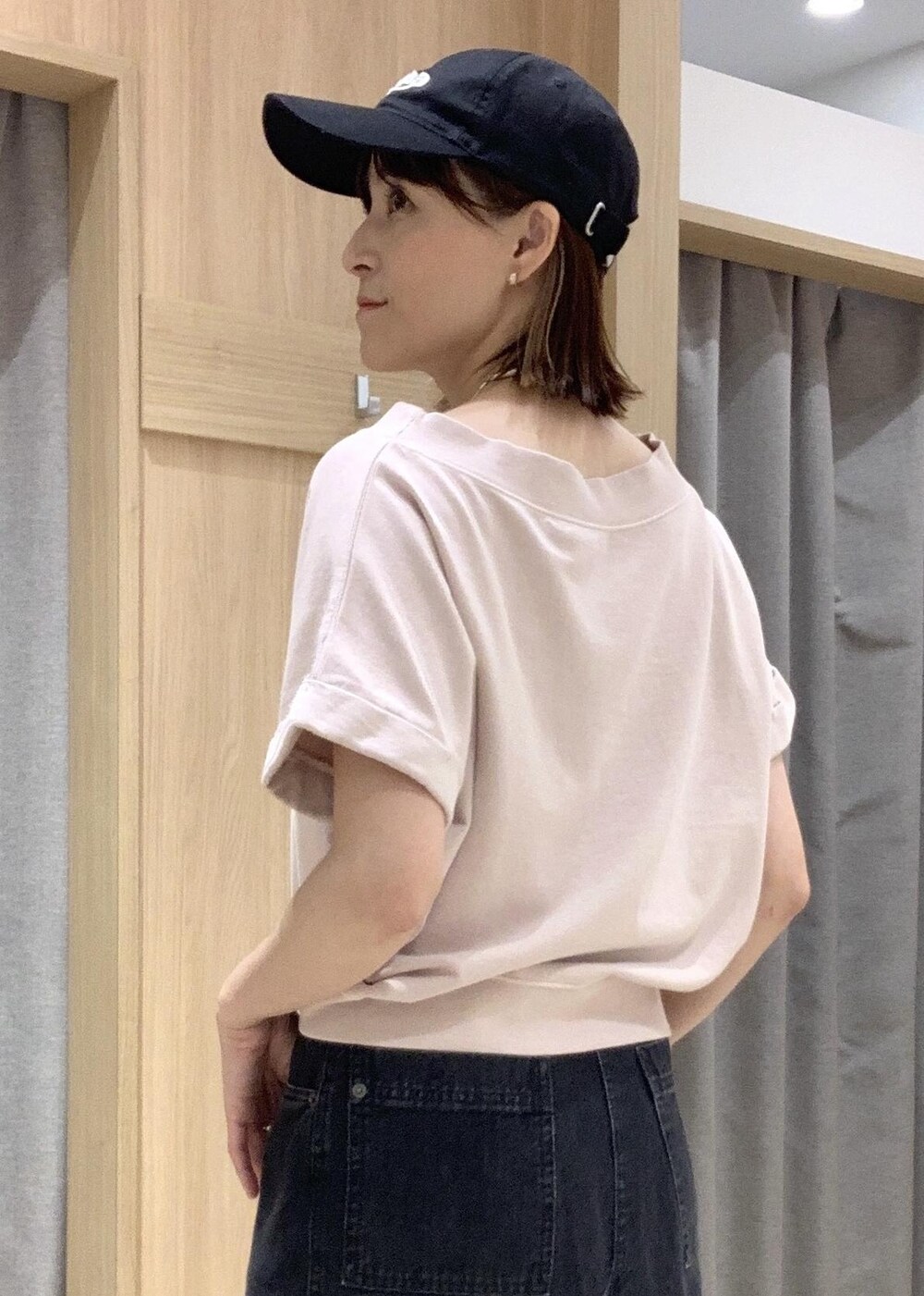 ブラック系のサンダル、ブラック系のショルダーバッグ、ピンク系のTシャツ/カットソーを着用したレディースの夏コーディネートの5枚目の写真