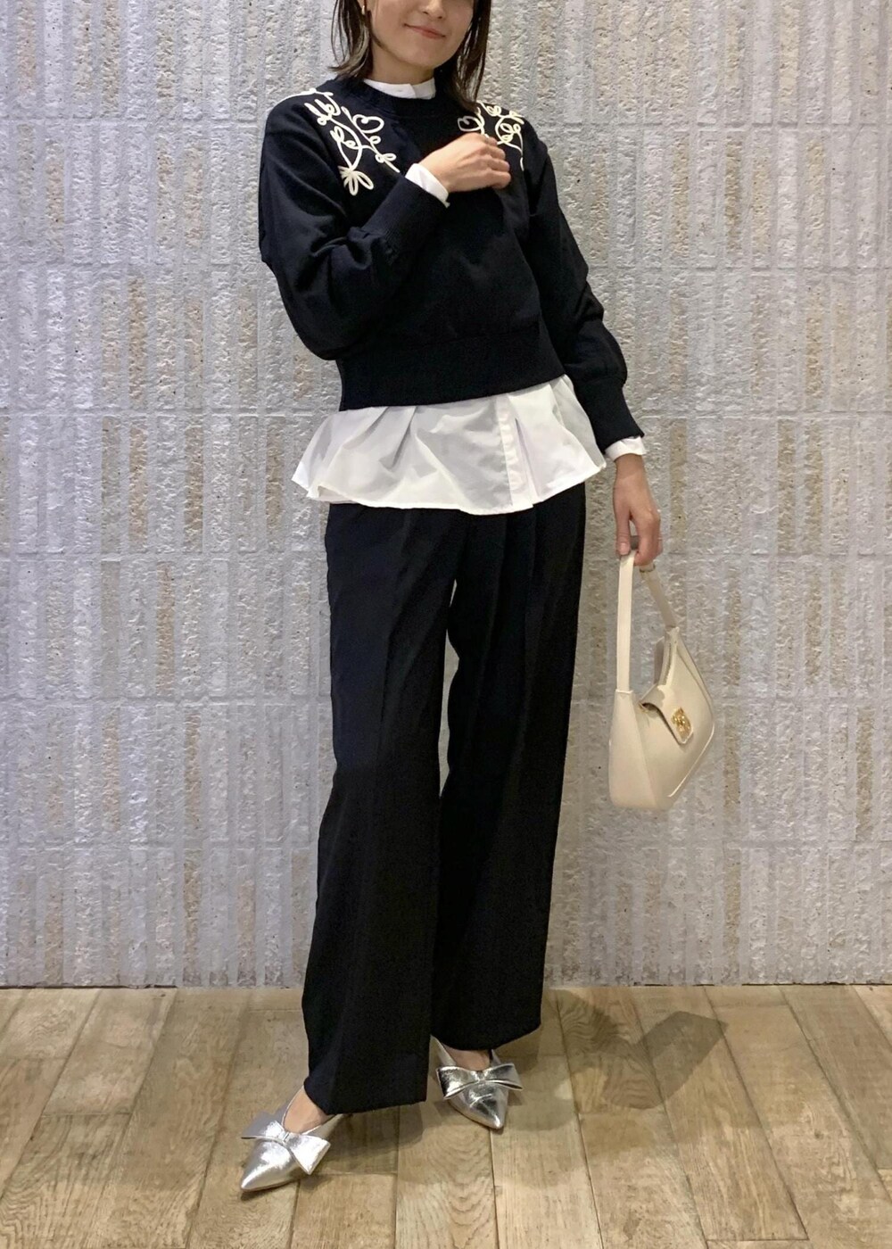 シルバー系のパンプス、ホワイト系のシャツ/ブラウス、ホワイト系のハンドバッグを着用したレディースの冬コーディネートの7枚目の写真