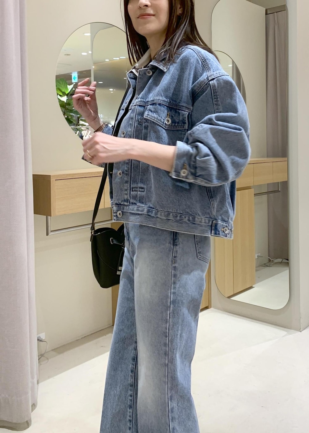 ブラック系のローファー、ブルー系のデニムジャケット、ブルー系のデニムパンツを着用したレディースの冬コーディネートの4枚目の写真