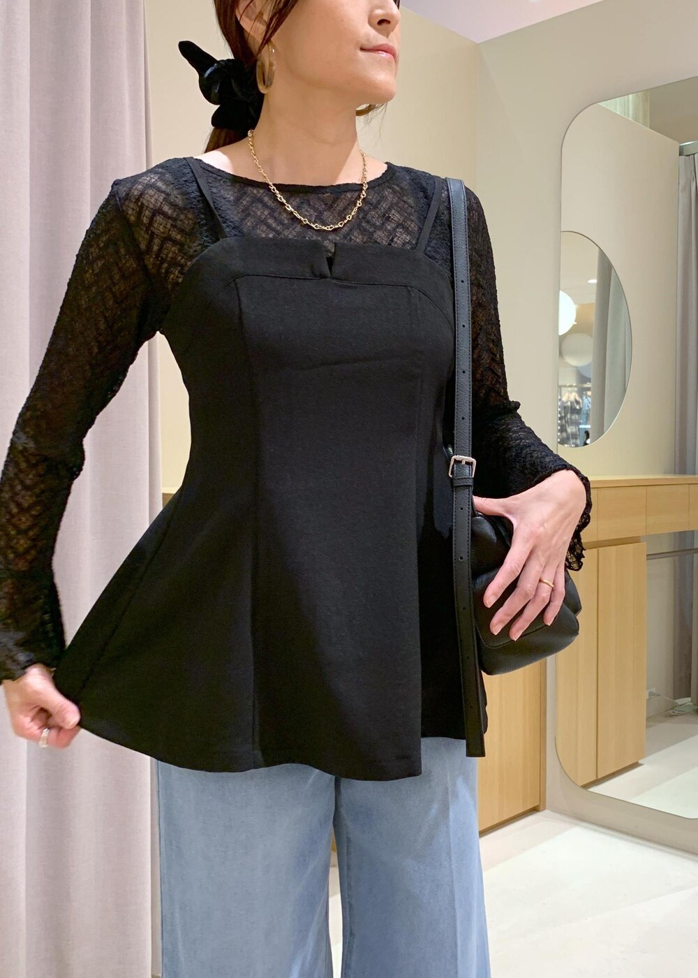 ブラック系のパンプス、ブラック系のキャミソール、ブラック系のTシャツ/カットソーを着用したレディースの秋コーディネートの7枚目の写真