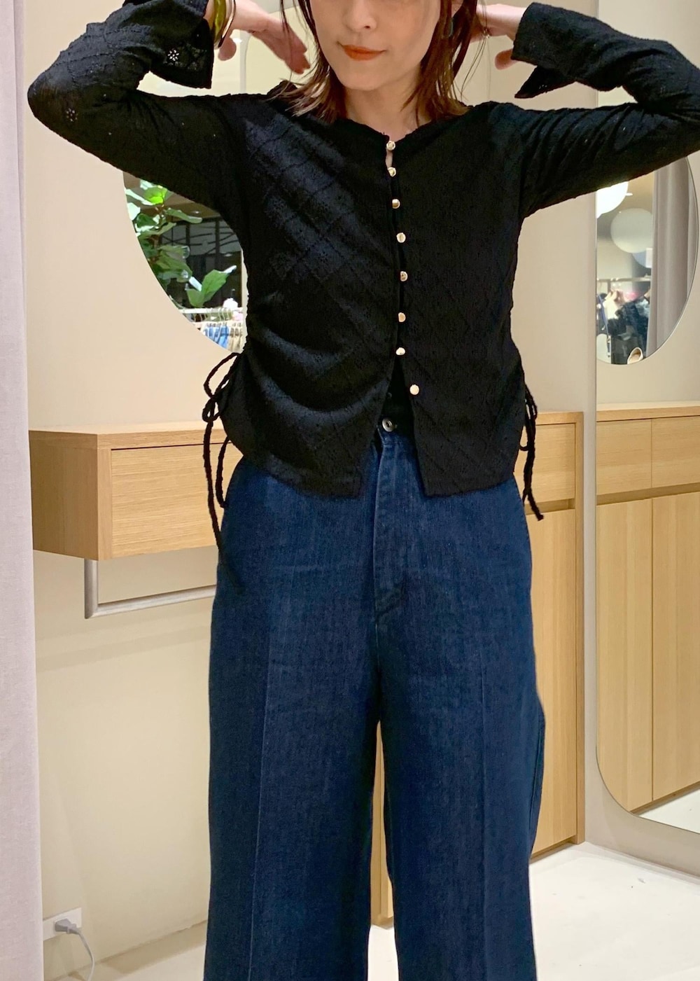 ブラック系のキャミソール、ブラック系のパンプス、ブラック系のカーディガン/ボレロを着用したレディースの春コーディネートの10枚目の写真