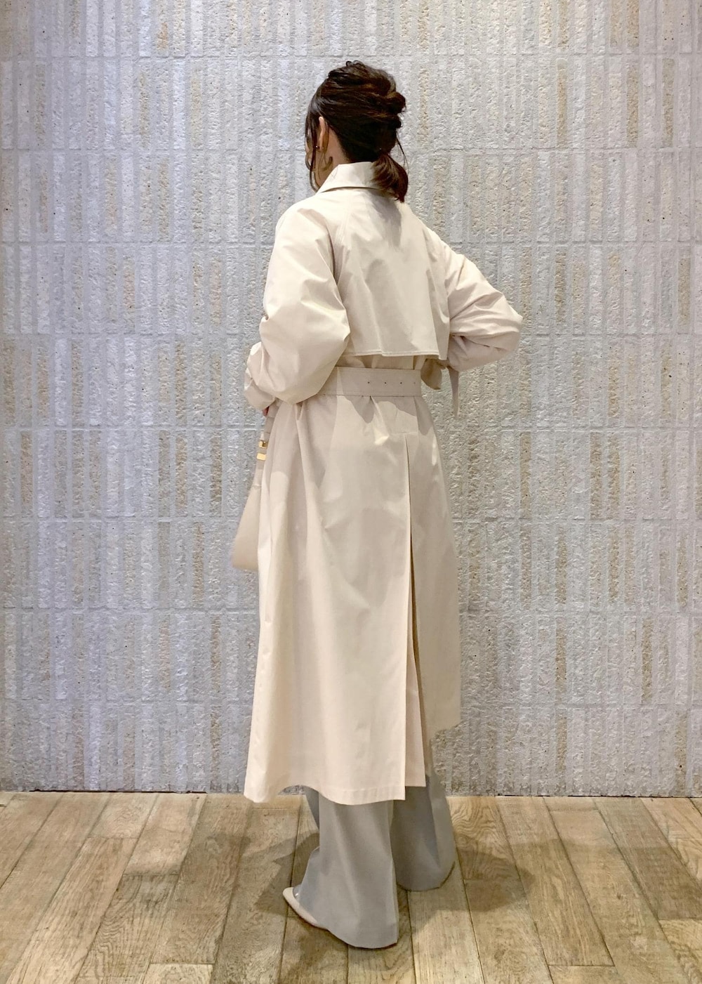 ホワイト系のハンドバッグ、ホワイト系のバレエシューズ、ホワイト系のキャミソールを着用したレディースの冬コーディネートの6枚目の写真