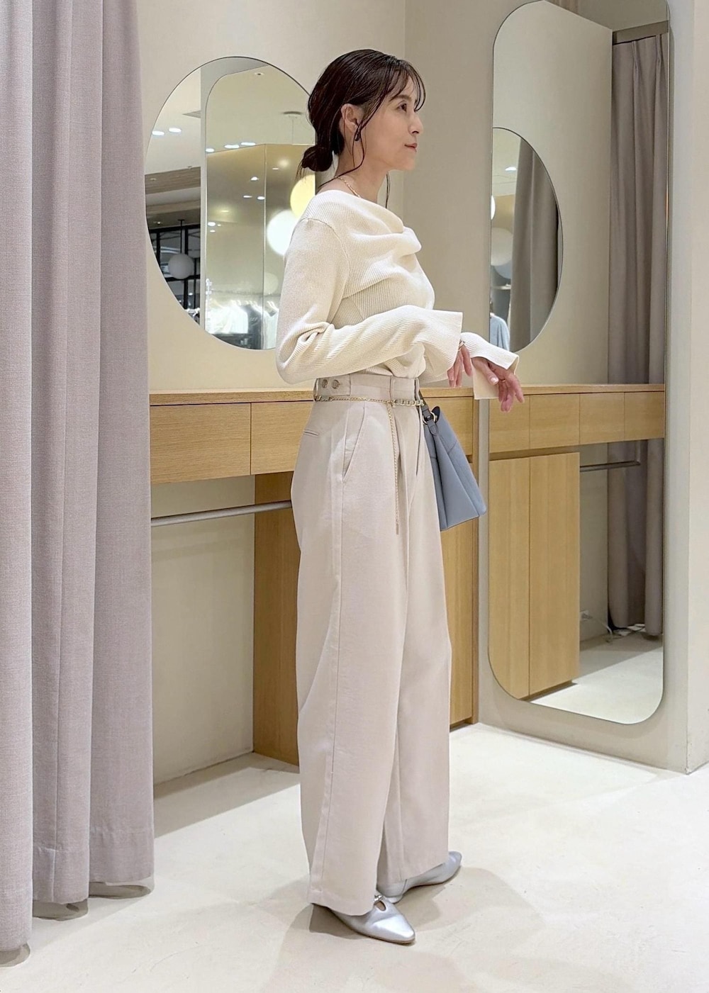ホワイト系のその他パンツ、シルバー系のパンプス、ホワイト系のニット/セーターを着用したレディースの秋コーディネートの2枚目の写真