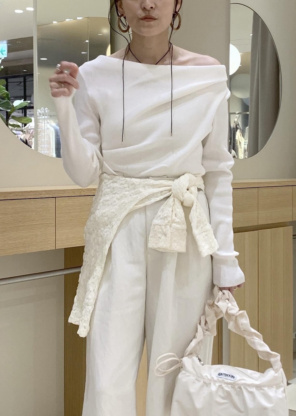 ホワイト系のシャツ/ブラウス、ホワイト系のその他パンツ、ホワイト系のショルダーバッグを着用したレディースの冬コーディネートの6枚目の写真