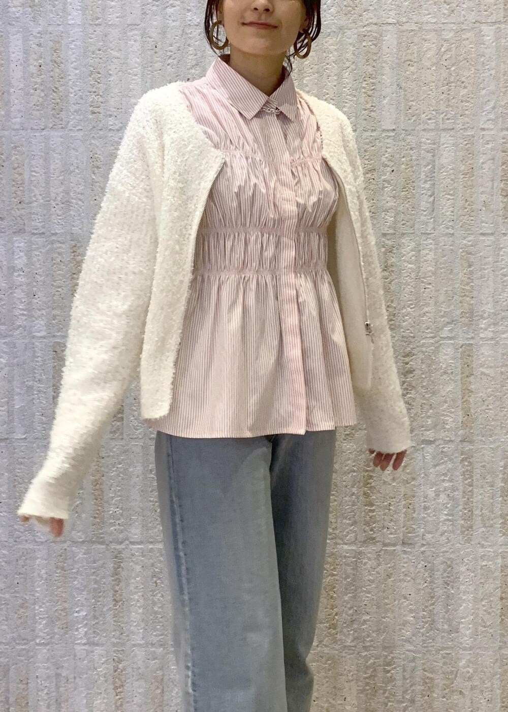 ベージュ系のブーツ、ブルー系のデニムパンツ、ピンク系のシャツ/ブラウスを着用したレディースの冬コーディネートの4枚目の写真