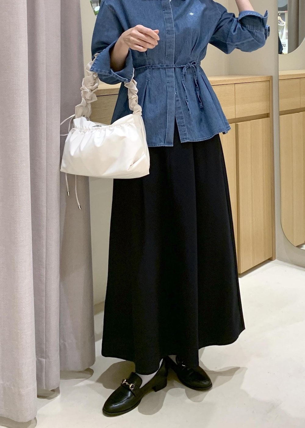 ブラック系のローファー、ブルー系のスカート、ブルー系のシャツ/ブラウスを着用したレディースの春コーディネートの10枚目の写真