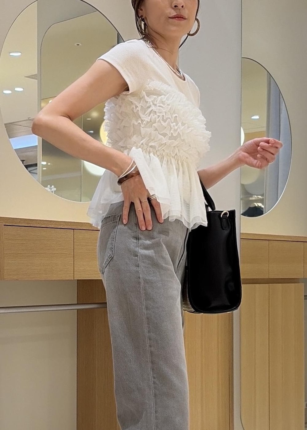 ホワイト系のサンダル、グレー系のデニムパンツ、ホワイト系のTシャツ/カットソーを着用したレディースの夏コーディネートの7枚目の写真