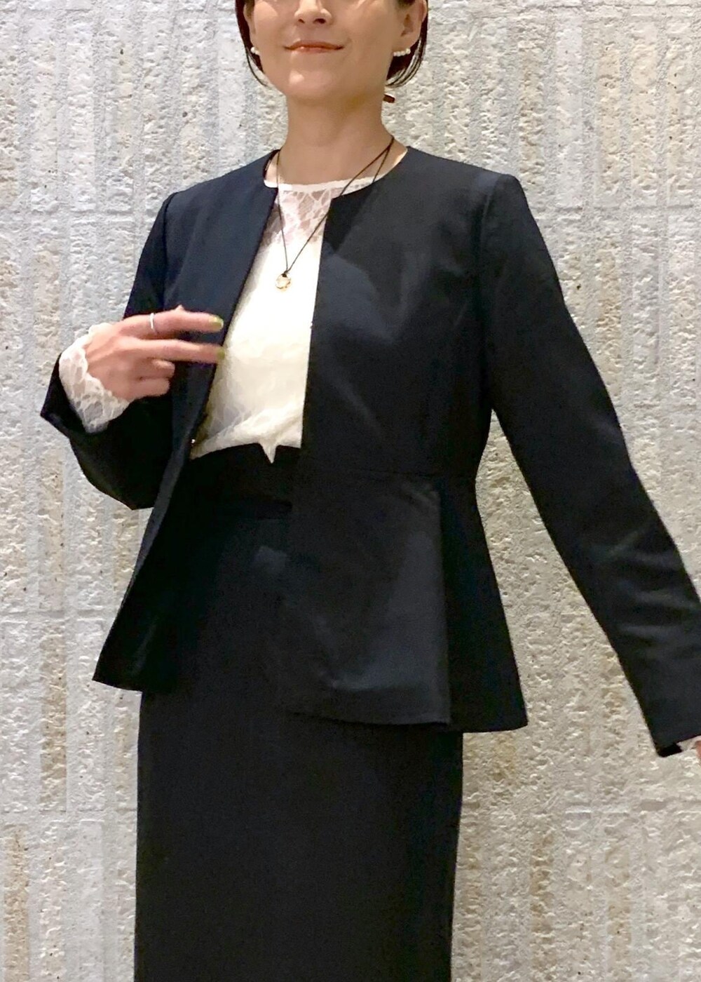 ブルー系のスカート、ホワイト系のTシャツ/カットソー、ブラック系のローファーを着用したレディースの冬コーディネートの6枚目の写真