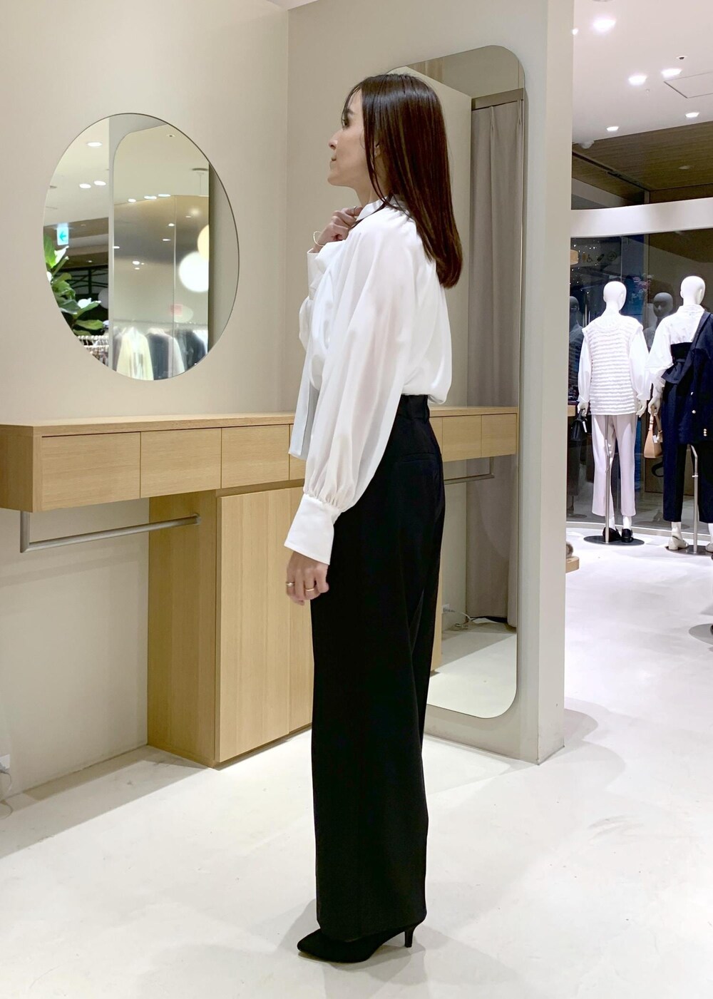 ブラック系のショルダーバッグ、ブルー系のその他パンツ、ホワイト系のシャツ/ブラウスを着用したレディースの冬コーディネートの9枚目の写真