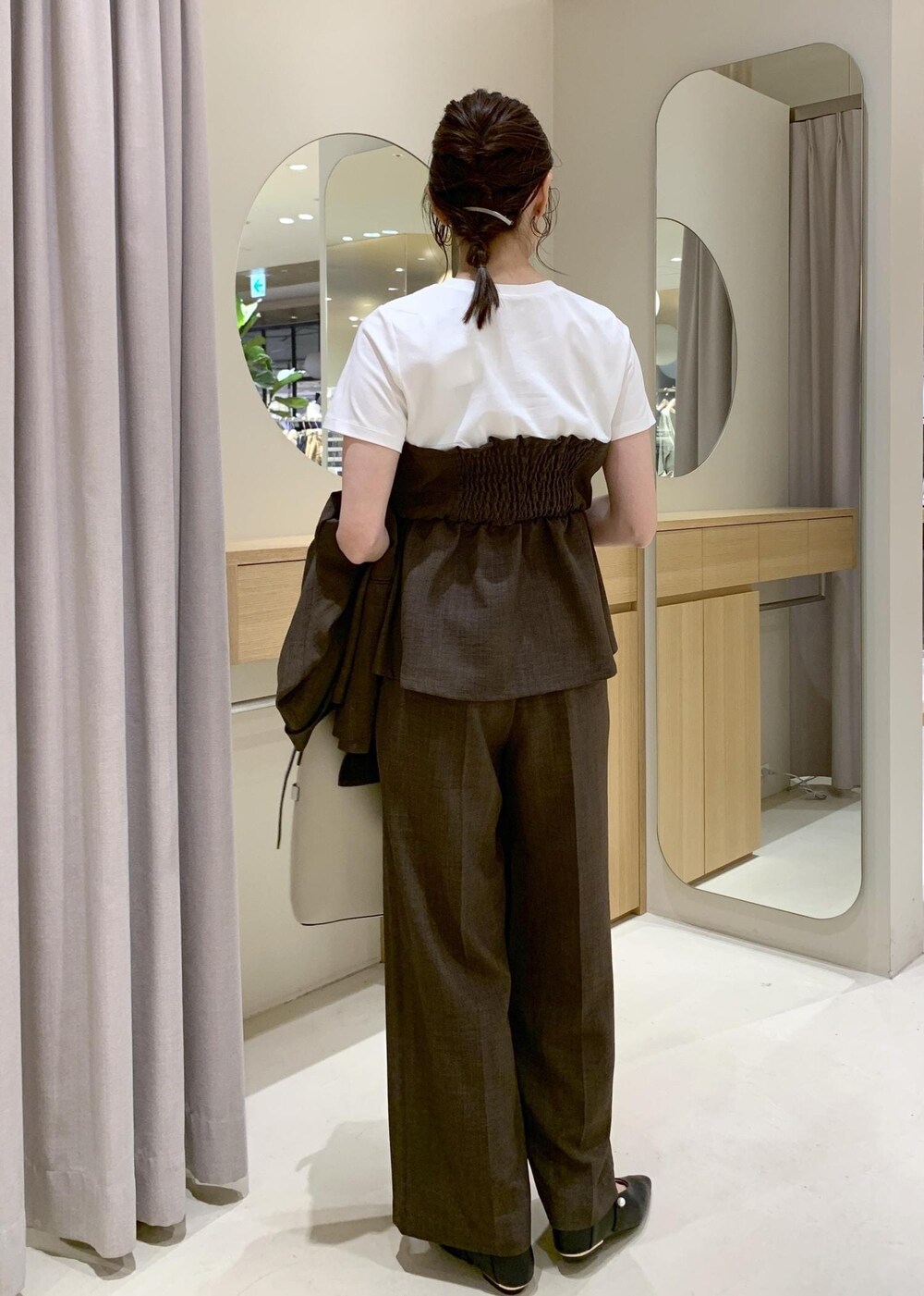 ベージュ系のトートバッグ、ブラック系のパンプスを着用したレディースの春コーディネートの8枚目の写真