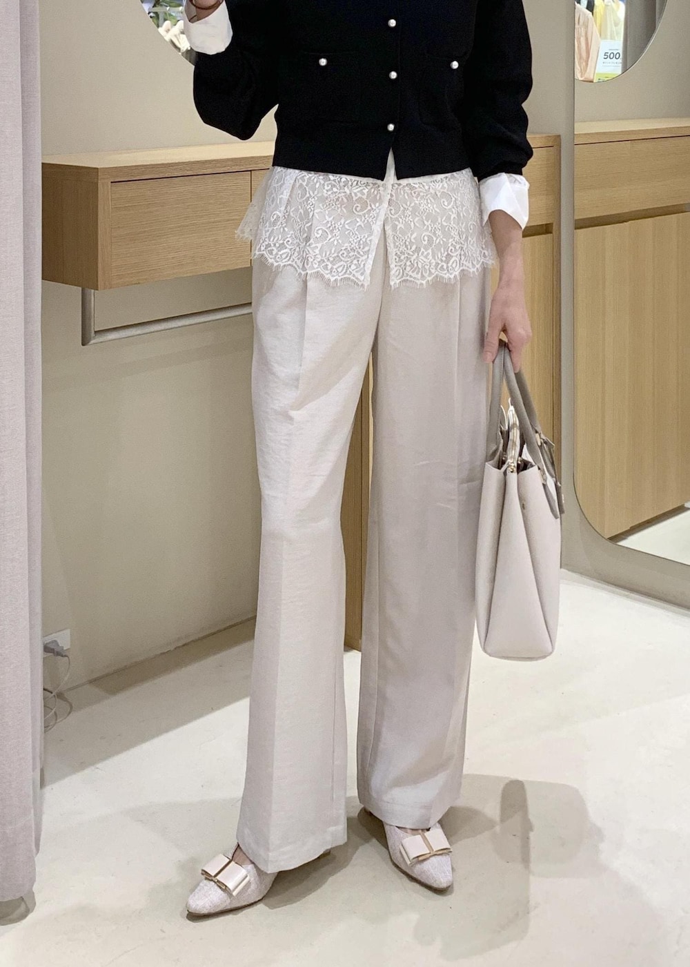 ベージュ系のパンプス、ホワイト系のシャツ/ブラウス、ブラック系のカーディガン/ボレロを着用したレディースの春コーディネートの7枚目の写真