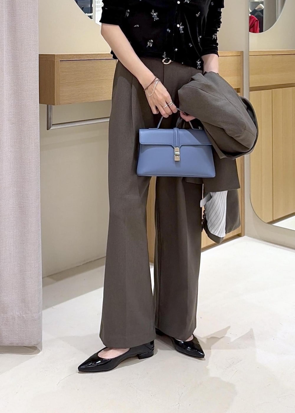 ブラック系のカーディガン/ボレロ、グリーン系のその他パンツ、グリーン系のテーラードジャケットを着用したレディースの秋コーディネートの10枚目の写真