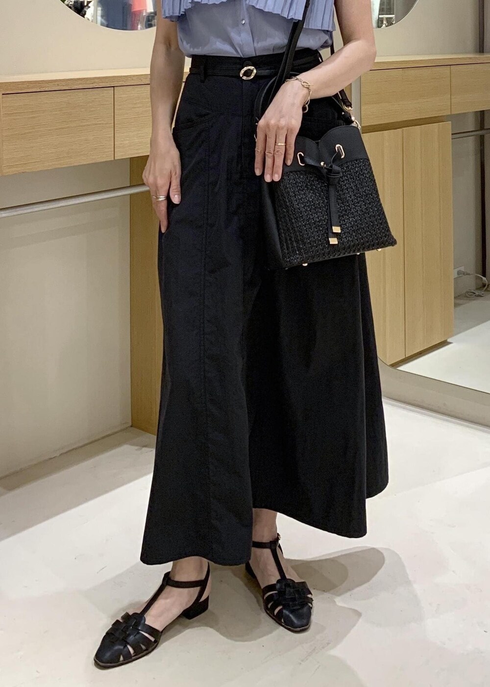 ブラック系のショルダーバッグ、ブルー系のシャツ/ブラウス、ブラック系のスカートを着用したレディースの夏コーディネートの9枚目の写真