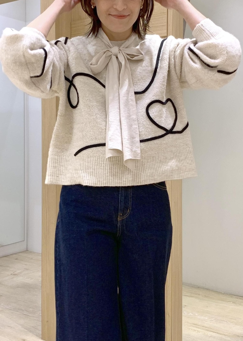 ブルー系のデニムパンツ、ベージュ系のブーツ、ホワイト系のシャツ/ブラウスを着用したレディースの冬コーディネートの4枚目の写真